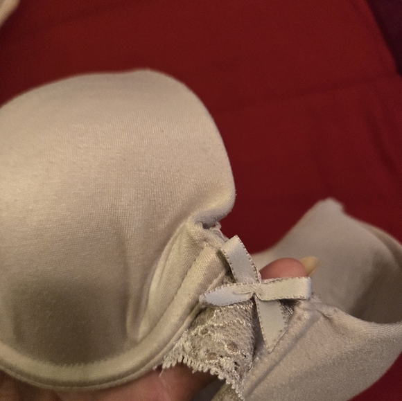Pretty white lace bra. Padded and underwires. Good shape. 32C - Picture 2 of 5